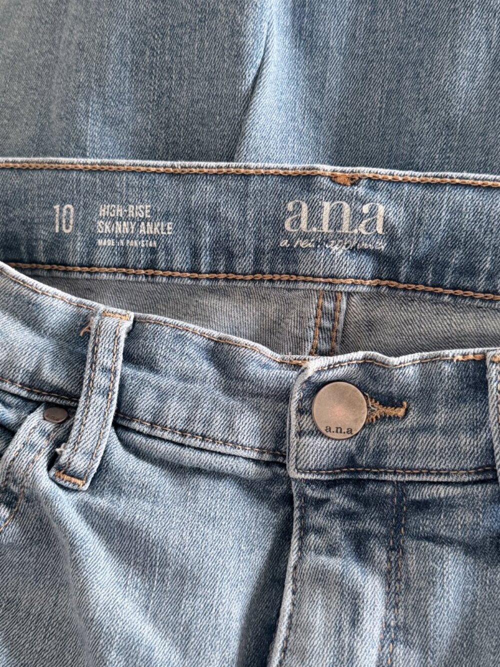 a.n.a High Rise Skinny Ankle Light Wash Distressed Jeans Size 10 - Picture 4 of 5